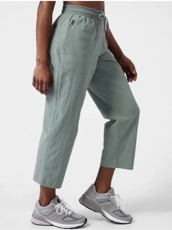 Athleta Pants - Athleta Sage Green Cropped Trekki Pants